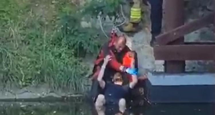 Mężczyzna skoczył z kładki do fosy. Uratowali go strażacy