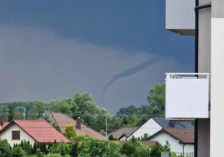 Trąba powietrzna koło Wrocławia. Do tego burze i deszcz