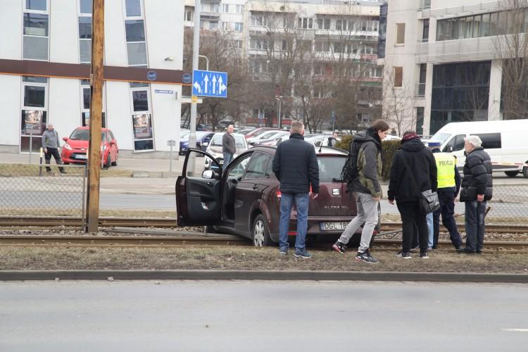 Samochód całkowicie zablokował torowisko na Legnickiej. Tramwaje musiały zawracać [ZDJĘCIA]