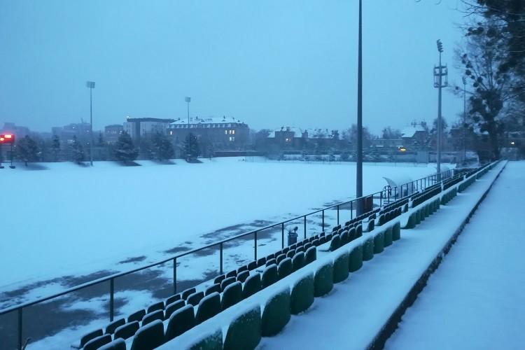 Wrocławskie boiska ze sztuczną murawą zamknięte z powodu... śniegu. Mecz Ślęzy pod znakiem zapytania