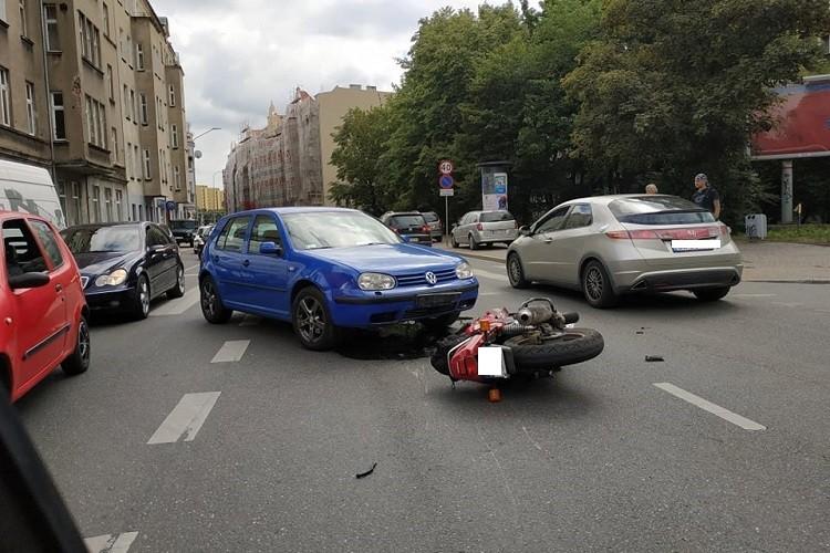 Zderzenie motocyklisty i samochodu w pobliżu centrum. Uwaga na korki