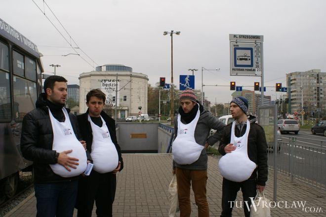Mężczyźni w ciąży jeździli w MPK. Pasażerowie częstowali ich ciastem 