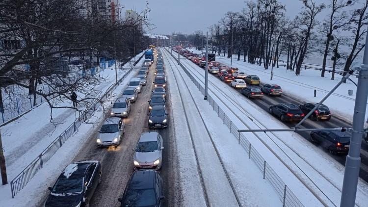 Zimowe utrudnienia w ruchu. Trzeci dzień korków i objazdów MPK