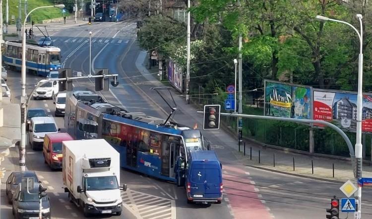 Wypadek tramwaju i busa. Utrudnienia na Trzebnickiej