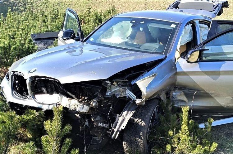 Wypadek na AOW. BMW spadło z nasypu [ZDJĘCIA]