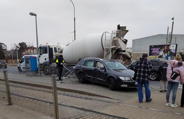Wrocław: Wypadek na Legnickiej. Auto wpadło na przystanek