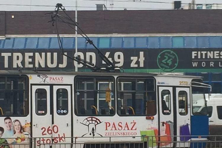 Awaria tramwaju na placu Staszica. Cztery linie skierowano objazdami