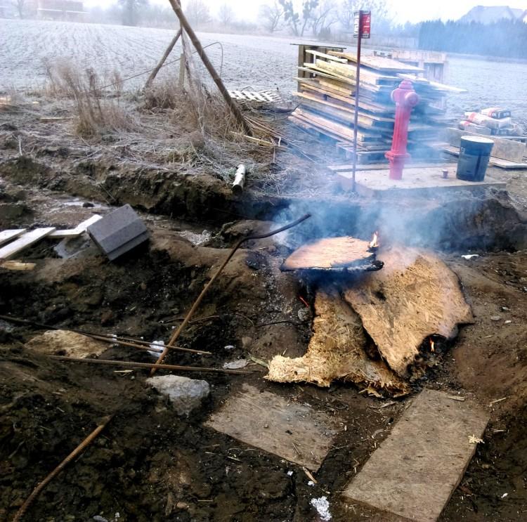 Wrocławianin dostał mandat za ognisko z płyt OSB