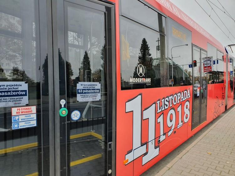 Wielka biało-czerwona flaga na wrocławskich torach. Oto Tramwaj Niepodległości [ZDJĘCIA]