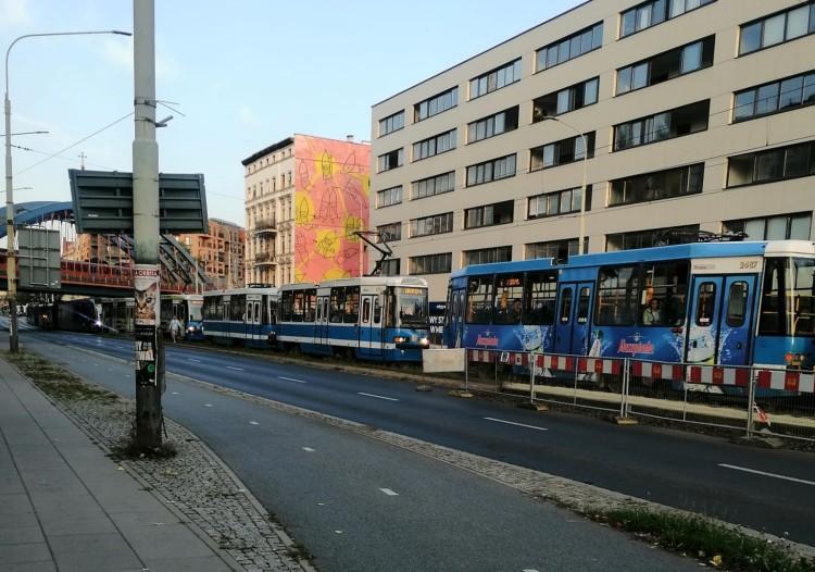 Komunikacyjny armagedon we Wrocławiu. Miasto stoi, a MPK remontuje torowiska