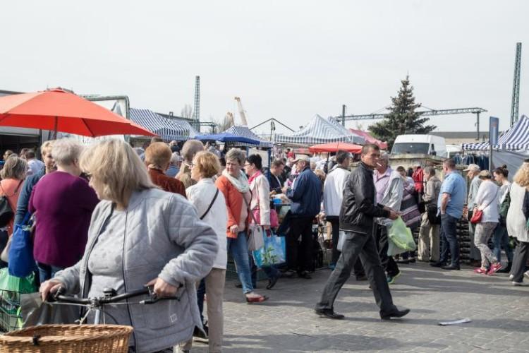 Niedzielny nalot służb na wrocławskie targowiska. Dwie osoby zatrzymane pod zarzutem paserstwa akcyzowego