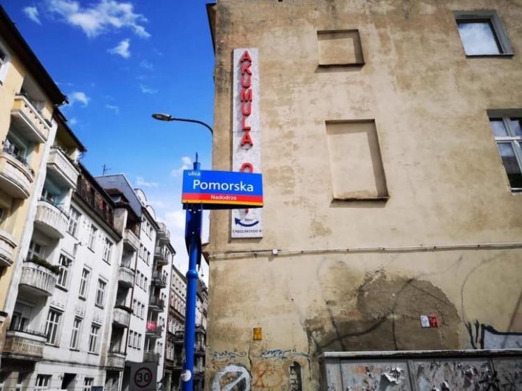 Oferty na remont Pomorskiej. Kostka brukowa zachowana jedynie częściowo