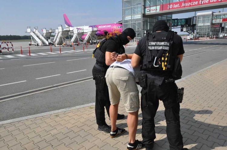 Poszukiwany przez Interpol cudzoziemiec zatrzymany na wrocławskim lotnisku