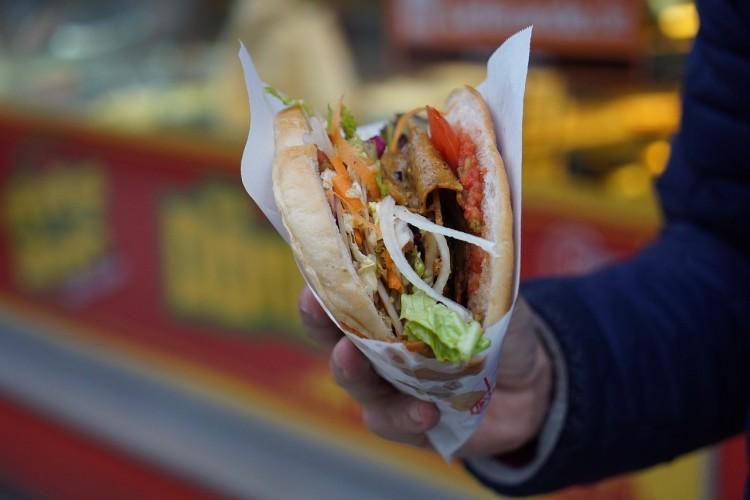 Policjanci poszli na kebab. Czekając na jedzenie, złapali poszukiwanego