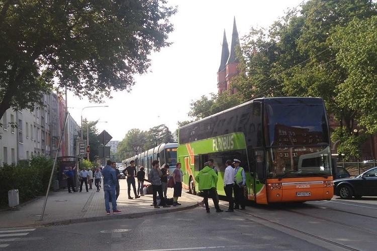 Eskalacja utrudnień w pobliżu dworca. Autokar zablokował torowisko [ZDJĘCIA]