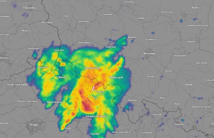 Burza z Czech słabnie. We Wrocławiu może jednak mocno padać