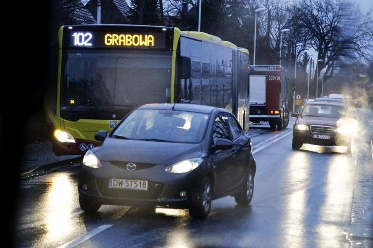Auto wjechało w miejski autobus. Były utrudnienia w ruchu [ZDJĘCIA]