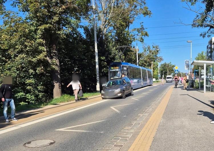 Wrocław: Skoda wjechała na torowisko tramwajowe. Utrudnienia dla pasażerów