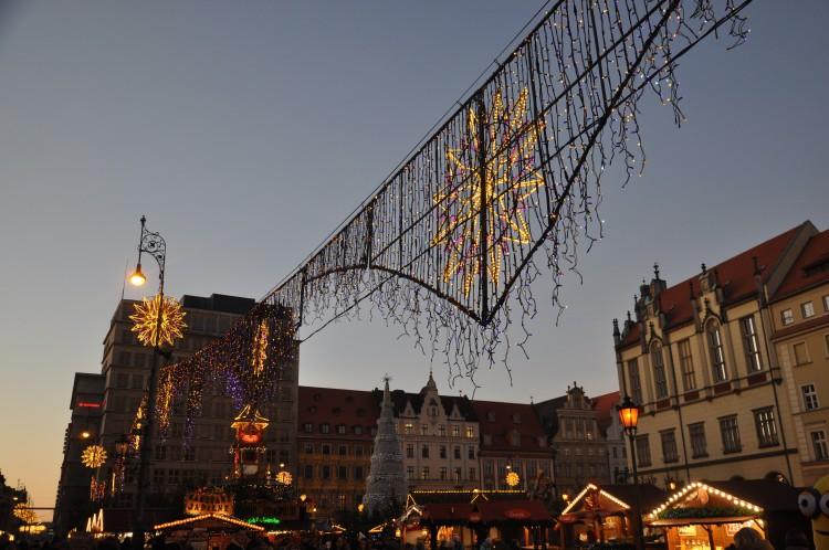 Żegnamy świąteczną iluminację. Z ulic znikają bożonarodzeniowe ozdoby