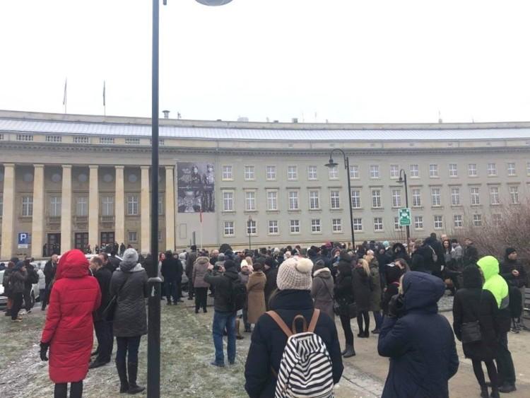 Alarm bombowy w urzędzie wojewódzkim: 1300 osób ewakuowanych