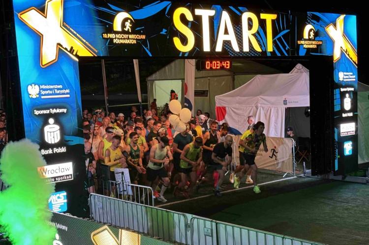 Wrocław: Nocny półmaraton wystartował. Przez miasto pobiegło 12 tysięcy zawodników