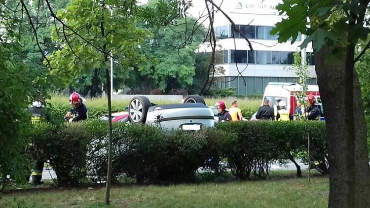 Groźny wypadek na Legnickiej. Samochód dachował, kierowca pijany
