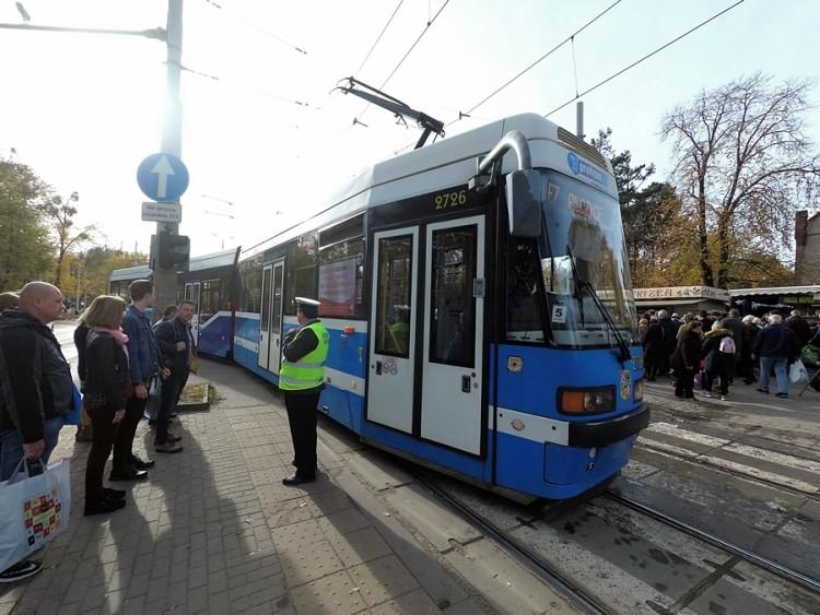 Komunikacja miejska na Wszystkich Świętych [LISTA ZMIAN]