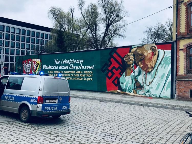Wrocław: Jan Paweł II oblany czerwoną farbą na Ostrowie Tumskim