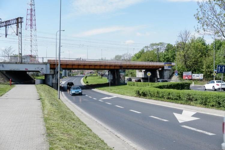 Rozlany olej sparaliżował ruch na ulicy Strzegomskiej