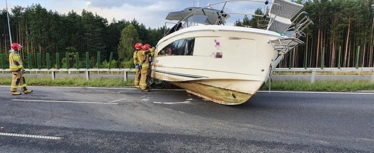 Drogę ekspresową S3 na Dolnym Śląsku blokuje stojący w poprzek... jacht