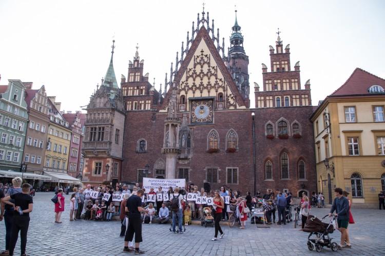 We Wrocławiu odbyła się pikieta solidarnościowa z rodzicami osób niepełnosprawnych [ZDJĘCIA]