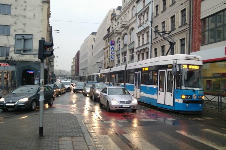 Awaria tramwaju przy Rynku. Objazdy dla siedmiu linii