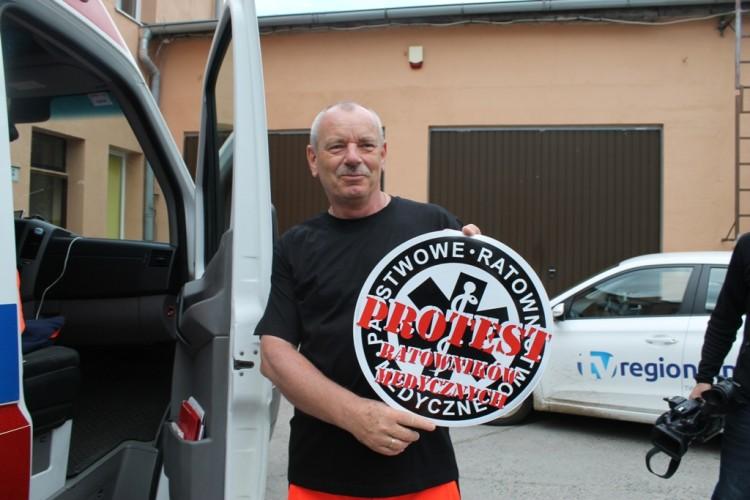 Ratownicy medyczni odwieszają protest. Zamierzają go zaostrzyć