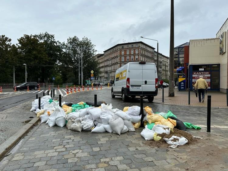 Tysiące worków z piaskiem nadal na ulicach we Wrocławiu. Kiedy je zabiorą?