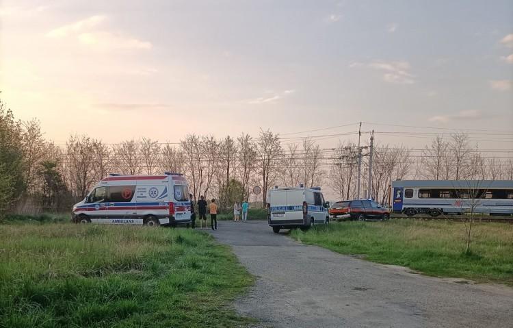 Leżącą w zaroślach kobietę wytropił pies. Minuty dzieliły od tragedii