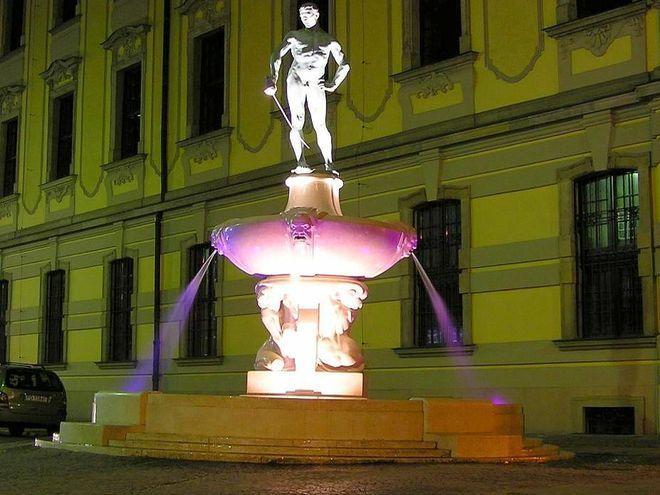 W nocy ukradli szpadę z pomnika Szermierza. Ale wpadli w zasadzkę straży miejskiej i policji