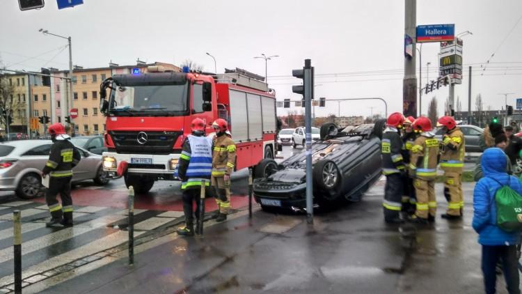 Dachowanie na Hallera. Dwa auta jednocześnie zmieniały pas na skrzyżowaniu [ZDJĘCIA]