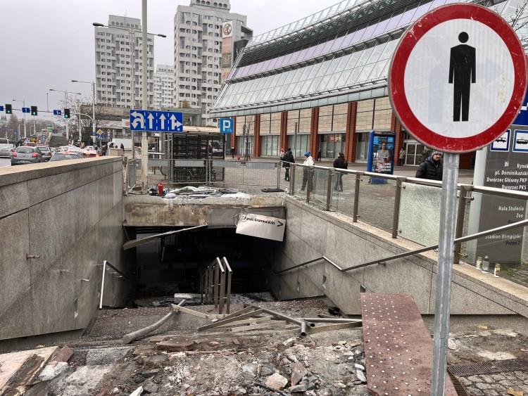 Przejście podziemne uszkodzone po wypadku autobusu. Kiedy naprawa?