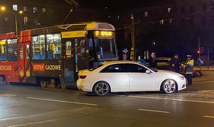 Wrocław: Zderzenie tramwaju z samochodem na Kościuszki [ZDJĘCIA]