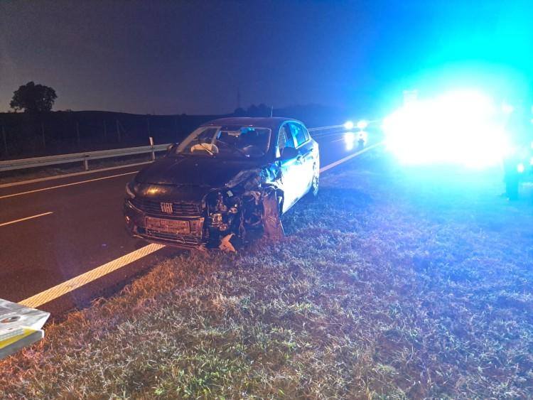 Kolizja na S5 w kierunku Wrocławia - samochód uderzył w barierki