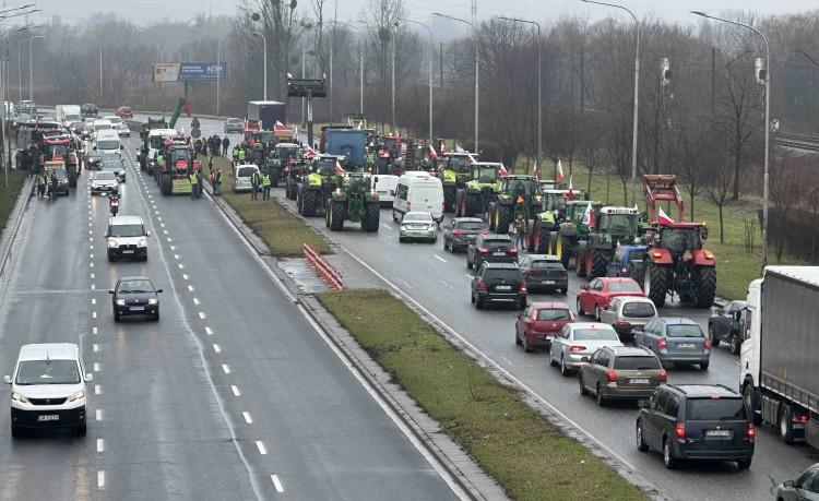 Rolnicy blokują al. Jana III Sobieskiego we Wrocławiu. Gigantyczne korki