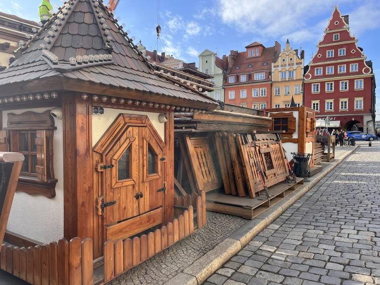 Jarmark Bożonarodzeniowy na Rynku. Stawiają pierwsze stragany [ZDJĘCIA]
