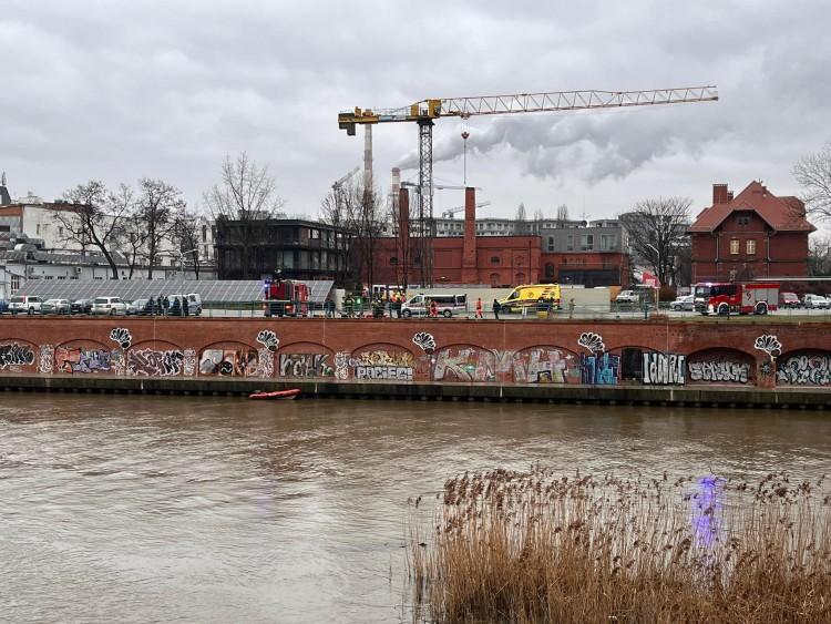 Wrocław: Do Odry wpadł człowiek. Znaleziono ciało, ale porwał je nurt
