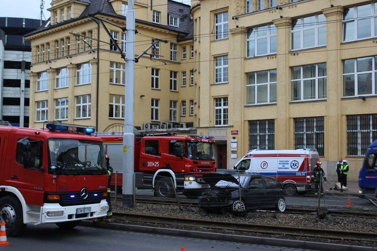 Samochód wpadł na torowisko w centrum. Dwie osoby są ranne [ZDJĘCIA]