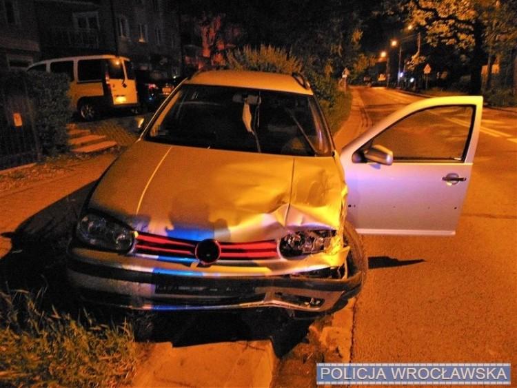 Czołowe zderzenie na Wałbrzyskiej. Poszkodowany też może trafić do więzienia [ZDJĘCIA]