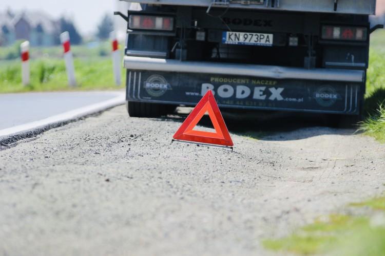 Ciężarówka wjechała do rowu. Utrudnienia na A4 w stronę granicy