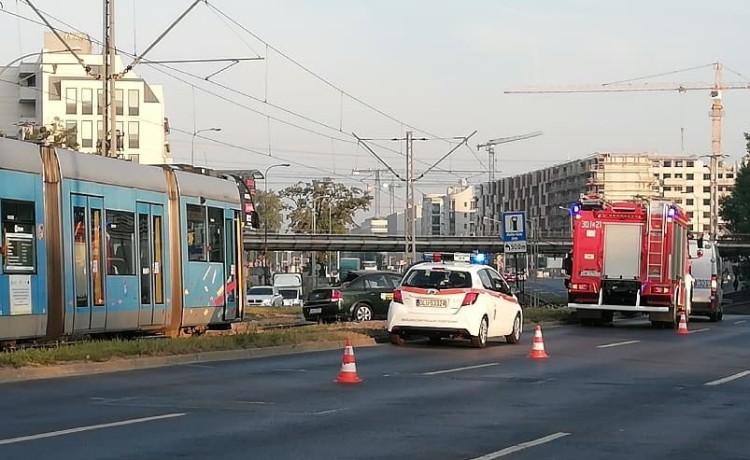 Poranny wypadek na Legnickiej. Samochód wpadł na torowisko [ZDJĘCIA]