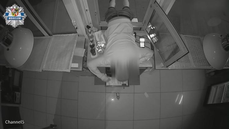 Seria włamań do wrocławskich barów i restauracji. Okradł 28 lokali [WIDEO Z MONITORINGU]