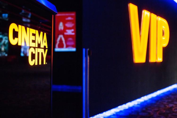 Kinowa sala VIP z jedzeniem. Tutaj gotują i karmią podczas seansów