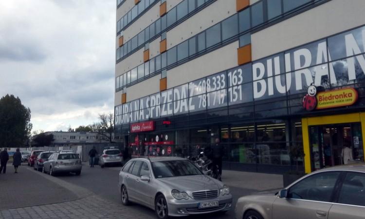 Napad na aptekę we Wrocławiu. Napastnik groził „przedmiotem przypominającym broń” [ZDJĘCIA]